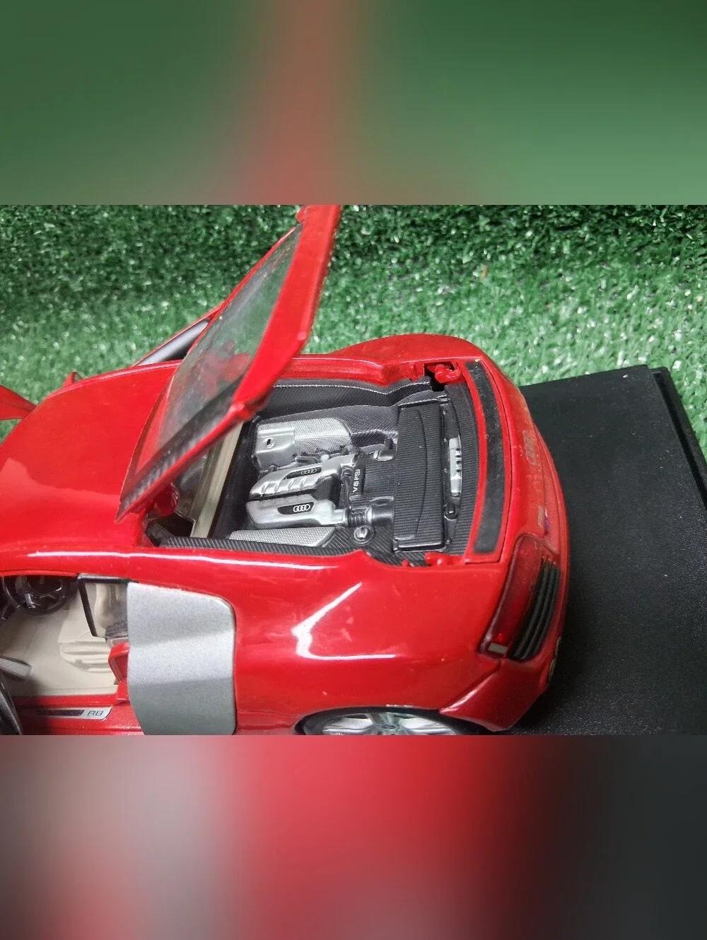 Maisto Audi R8 RED PREMIERE EDITION 1:18 Diecast